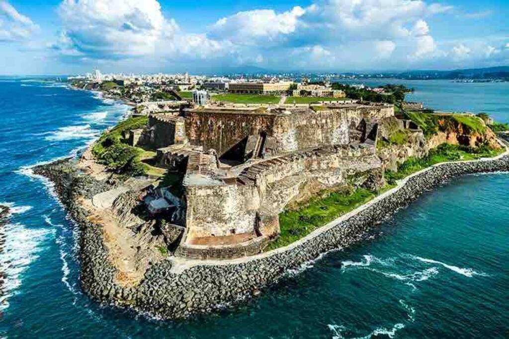Alanis Condado / 1 Minute Walking San Juan